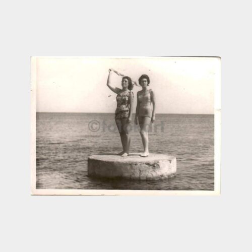 1963 Plaj-Denizde İki Kadın Fotoğraf