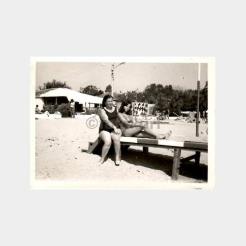 Plaj İskelede Anne ve Kızı Fotoğraf