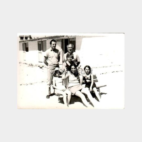 Plajda Bankta Oturan Aile Fotoğraf