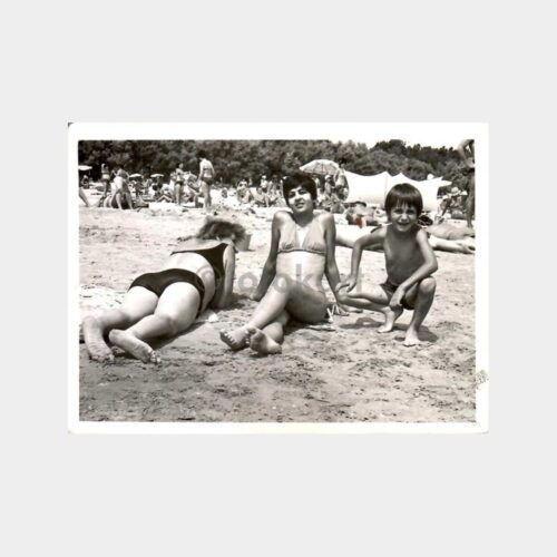 Plajda Güneşlenen Aile Fotoğraf