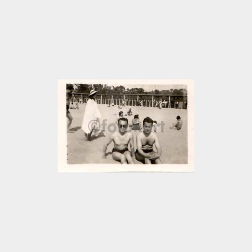 Plajda Güneşlenen Beyler Fotoğraf