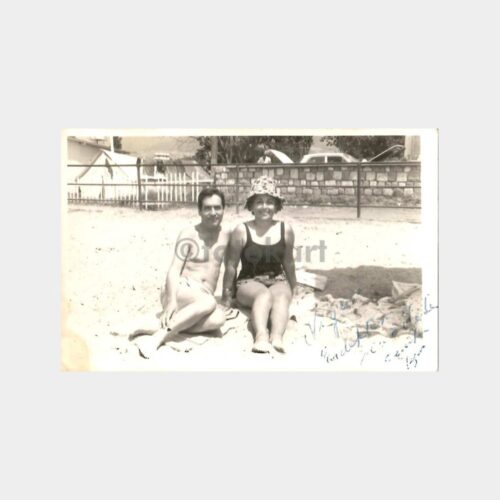 Plajda Güneşlenen Çift Fotoğraf