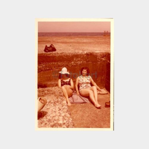 Plajda Güneşlenen Kadınlar Fotoğraf