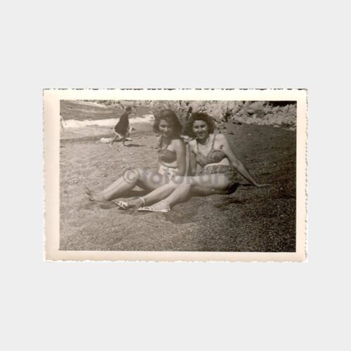 Plajda İki Genç Kadın Fotoğraf