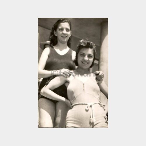 Plajda Mayolu İki Kız Arkadaş Fotoğraf