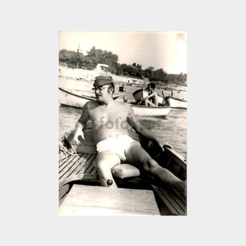 Sandalda Güneşlenen Adam Fotoğraf