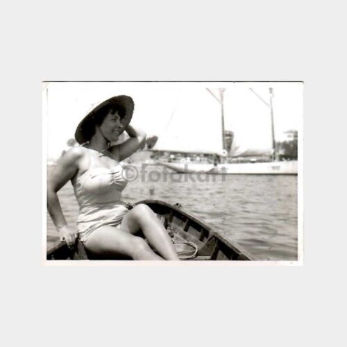 Sandalda Şapkalı Kadın Fotoğraf