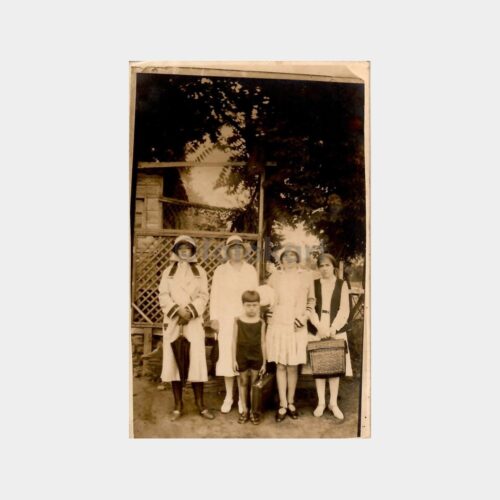 Şapkalı Beyaz Elbiseli Kadınlar Toplu Fotoğraf