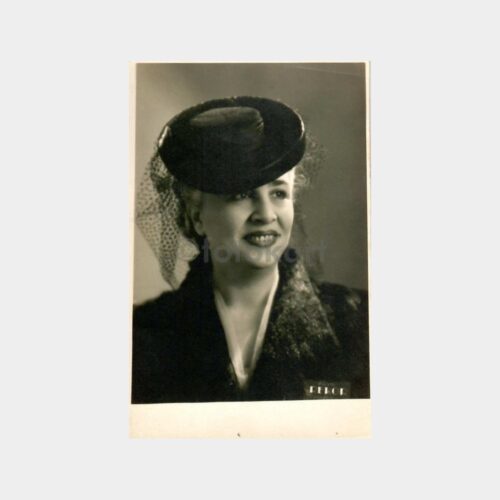 Şapkalı Kadın - Foto Rekor Stüdyo Fotoğraf