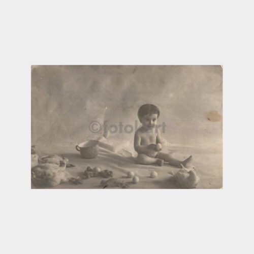 Tavuk ve Yumurtalarla Oynayan Bebek Fotoğraf