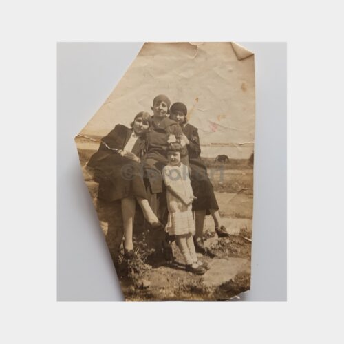 Üç Kadın ve Küçük Kız Gezide Fotoğraf