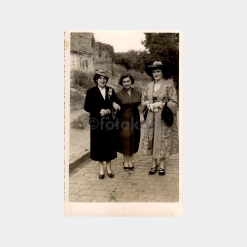 Üç Şık Hanımefendi Kolkola Fotoğraf