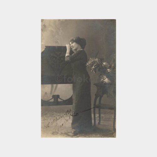 1911 Violetta İmzalı Güzel Kadın Fotoğraf