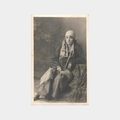 Yerel Giysili Kadın Stüdyo Fotoğraf