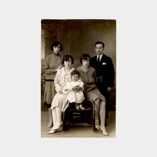 Aile Konulu Eski Stüdyo Fotoğrafı