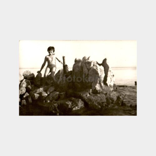 1979 Akçay Kayalıklarda Çocuk Fotoğraf