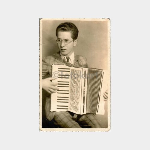 1941 Akordeon Çalan Genç Fotoğraf