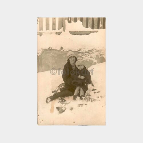 1930 Artvin Anne ve Çocuk Karda Fotoğraf