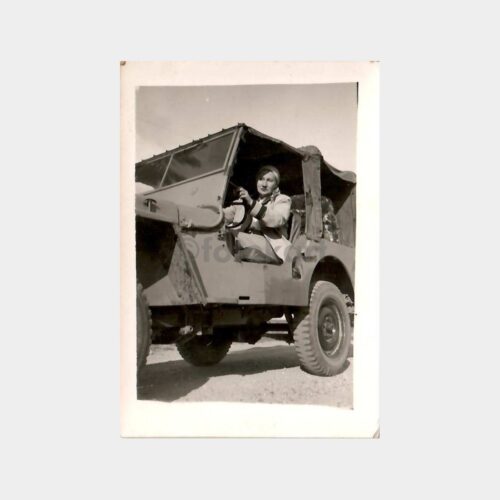 Askeri Araç Jeep'te Kadın Fotoğraf