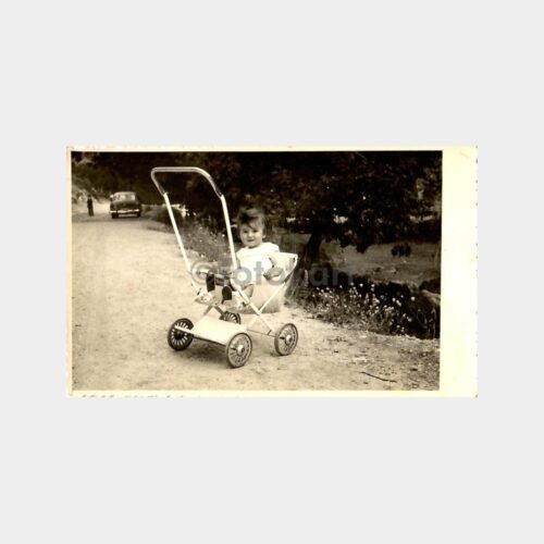 Bebek Arabasında Kız Çocuğu Fotoğraf