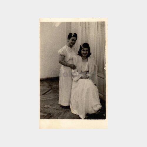 Beyaz Elbiseli İki Kadın Fotoğraf