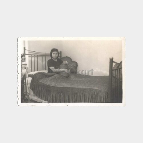 1943 Bir Anne Bebeği ile Fotoğraf