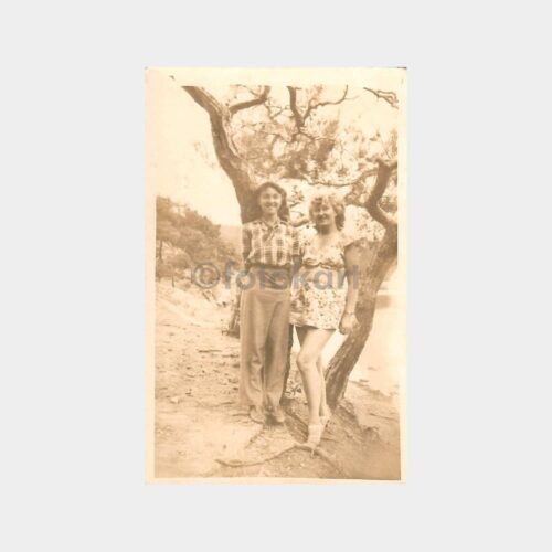 1948 Büyükada İki Genç Kız Arkadaş Fotoğraf