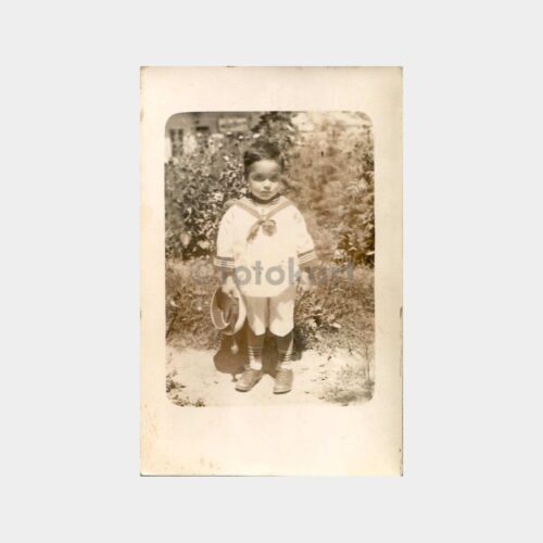 Denizci Giyimli Çocuk Fotoğrafı