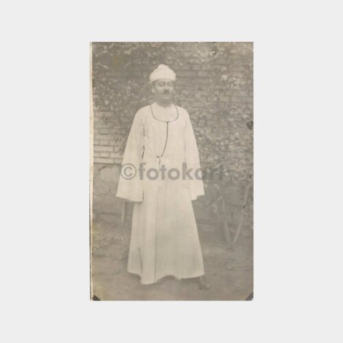 Din Adamına Benzer Giyimli Şahıs Fotoğraf