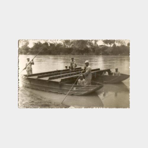 Doğu Bölgesi Nehir Sandalda Askerler Fotoğraf