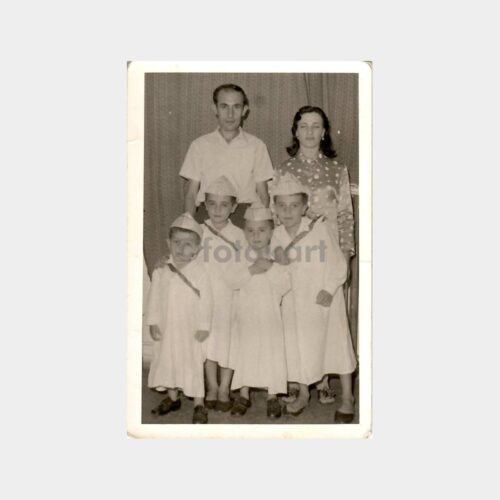 Dört Sünnet Çocuğu Aileleri ile Birlikte Fotoğraf