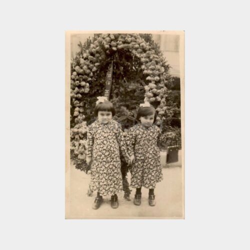 Elbiseli Çok Sevimli Küçük Kızlar Fotoğraf