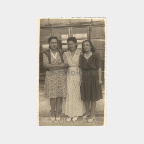Elbiseli Üç Kadın Fotoğraf