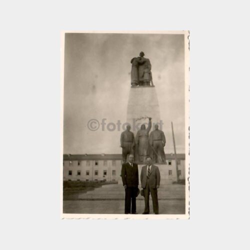 Erzincan Ata Heykeli Önünde Baylar Fotoğraf