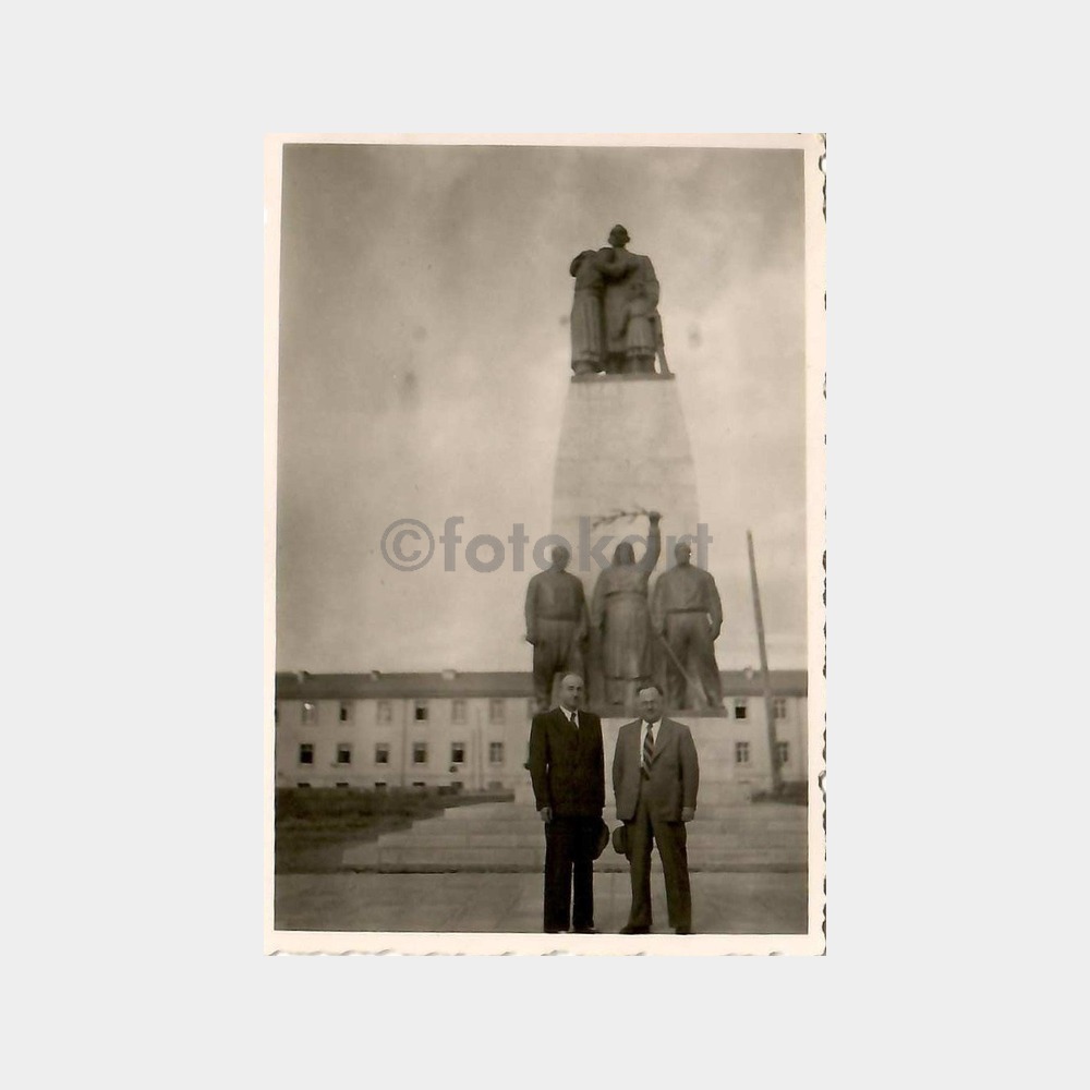 Erzincan Ata Heykeli Önünde Baylar Fotoğraf