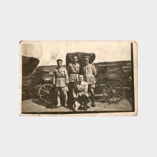 Eski Arabalar Önünde Askerler Fotoğraf