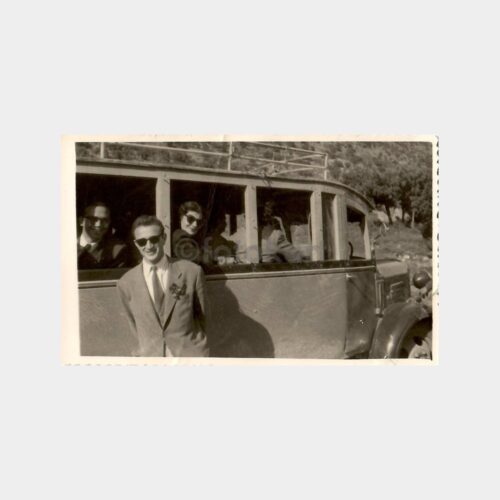 Eski Bir Otobüs Önünde Fotoğraf