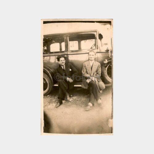 Eski Otomobil Önünde Hatıra Fotoğraf