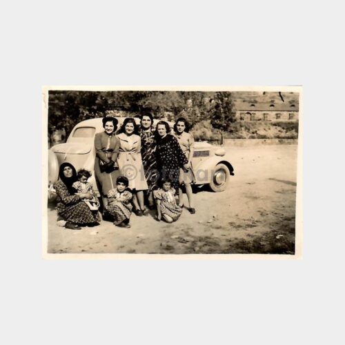 Eski Otomobil Önünde Kadınlar Küçük Fotoğraf