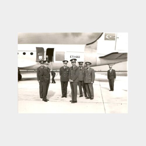 ETİ-683 Nolu Uçak Önünde Subaylar Fotoğraf