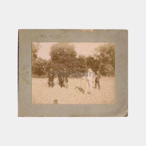 Fesli Beyefendiler Bahçede Eski Fotoğraf