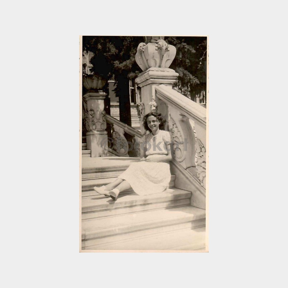 Foto Yıldız - Kadıköy Merdivende Genç Kız Fotoğraf