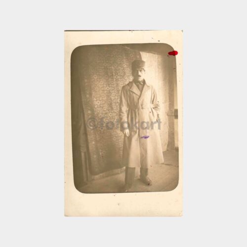 Halı-Kilim Dekor Önünde Beyefendi Fotoğraf