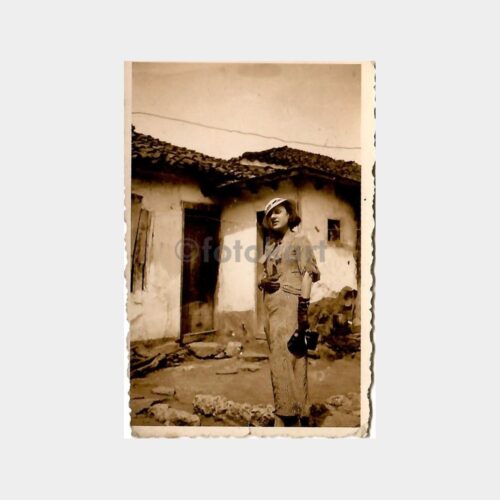 Harap Bina Önünde Şapkalı Kadın Fotoğraf