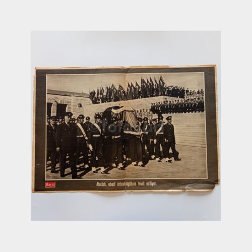 Hayat Dergisi - Orta Sayfası Poster, No. 46 Atatürk Naaşı Tevdi Ediliyor
