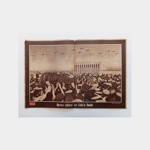 Hayat Dergisi - Orta Sayfası Poster, No. 49 Hürriyet Şehitleri Anıtkabir'in Önünde