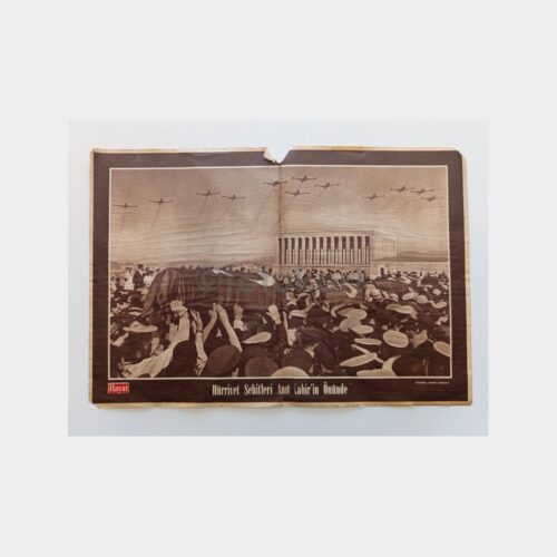 Hayat Dergisi - Orta Sayfası Poster, No. 28 Hürriyet Şehitleri Anıtkabir'in Önünde