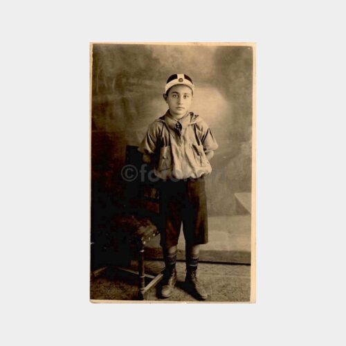 İlginç Giyimli İzci Çocuk Stüdyo Fotoğraf
