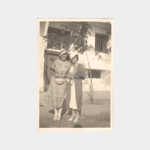İlginç Giysili İki Kadın Fotoğraf
