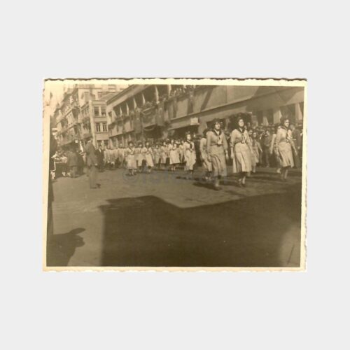 İzci Kızlar Tören Geçişinde Fotoğraf